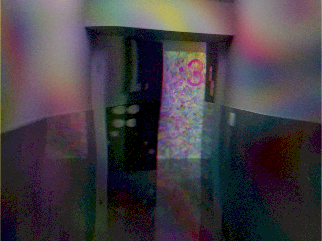 Rappresentazione di un corridoio, in mezzo a questo corridoio è visibile l'infisso di una porta non messa, verso la fine del corridoio ci sta una visuale viva di colori insieme alla scritta ":3". La visuale appare distorta e colorata.